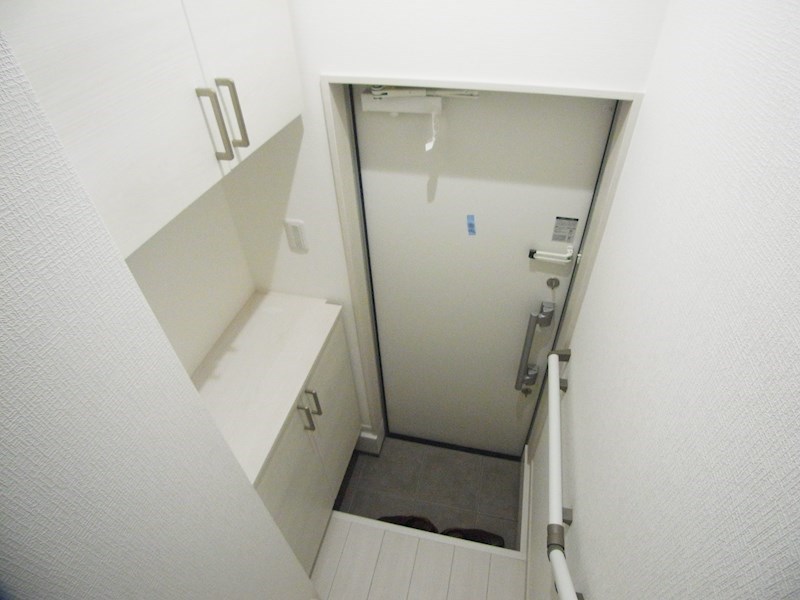 ドミール西初石B棟  玄関