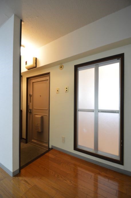 ももやビル 玄関