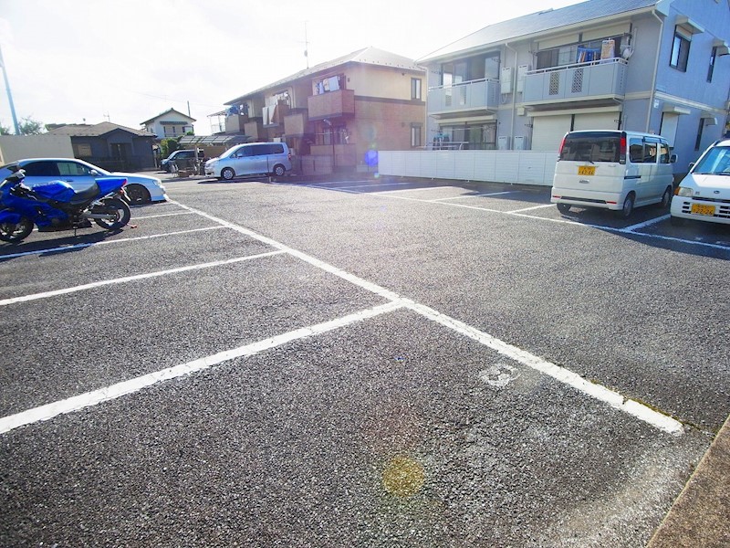 フラワーハイツ栗原A 駐車場