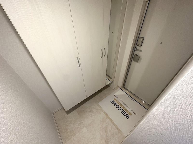 ラリュール西新井本町 玄関