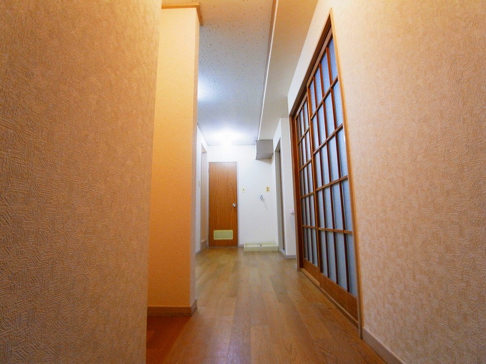 コートアオイ  玄関