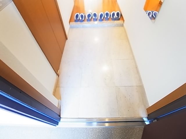 ロイヤルパークス西新井 玄関