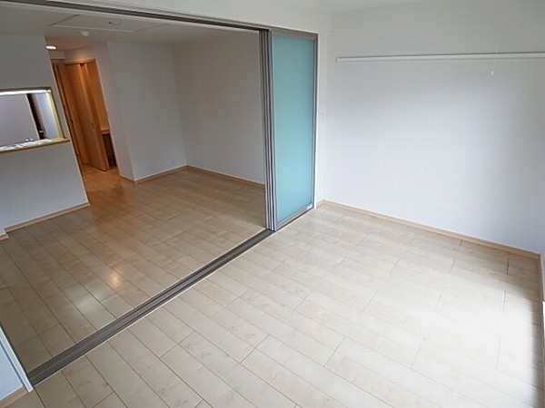 パープルコート・アゼリア ベッドルーム