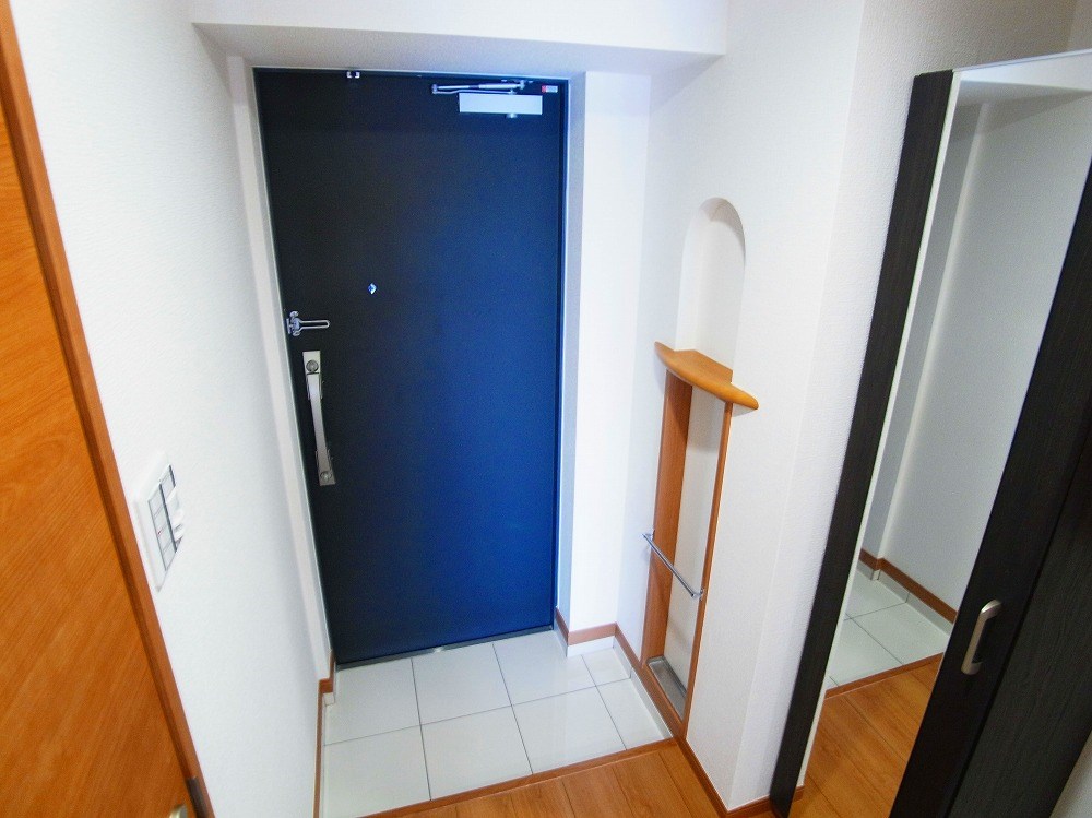 ペアパレス六町2号館  玄関