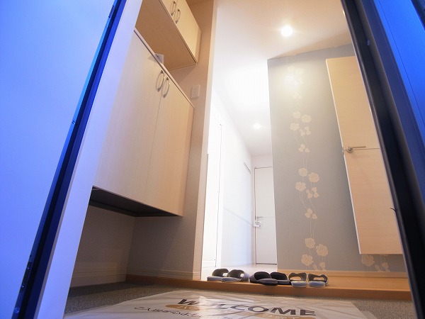 エスポワールＢ棟 (小青田) 玄関