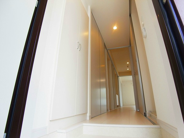 リブリ・ジェロ ドヴォム 玄関