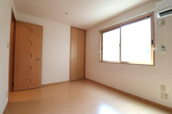 リビングタウン大金平B ベッドルーム