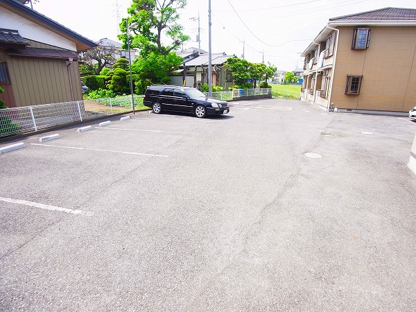 グリーンハイツ布施B 駐車場