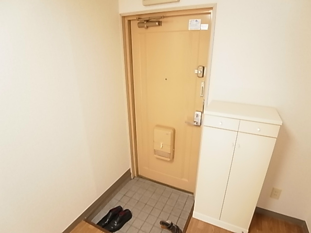 ホワイトルミエール 玄関