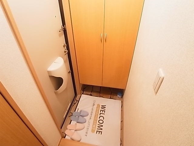 ロイヤルヒルズ春日D 玄関