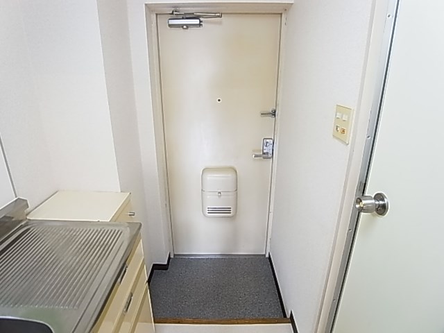 エレガンス綾瀬３ 玄関