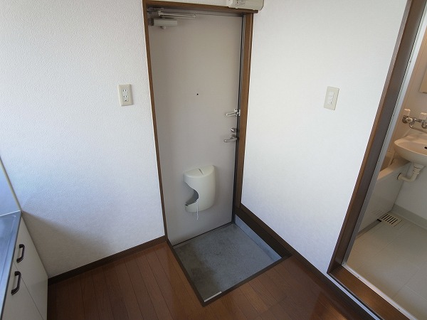クレール本間 玄関