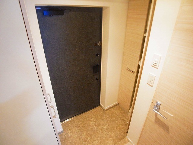 アレスグーテ北千住 玄関