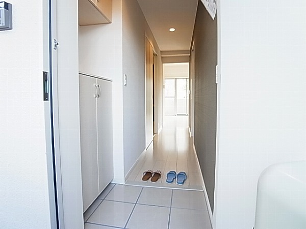 アムール・ゼルコバ 玄関