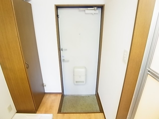 アヴニールＢ 玄関