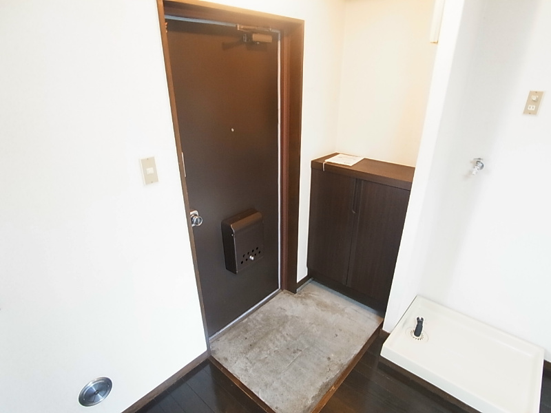 クレセントビル 玄関