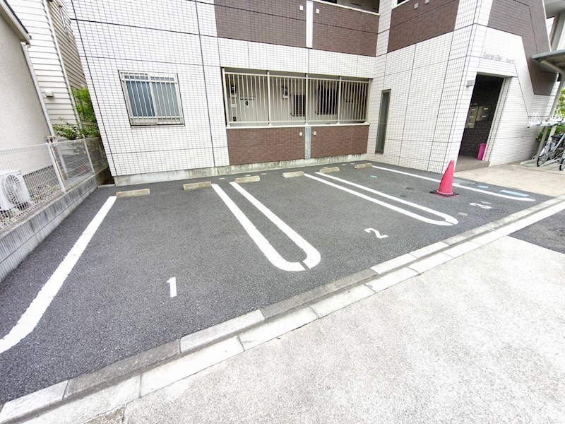 アムール　ワン 駐車場