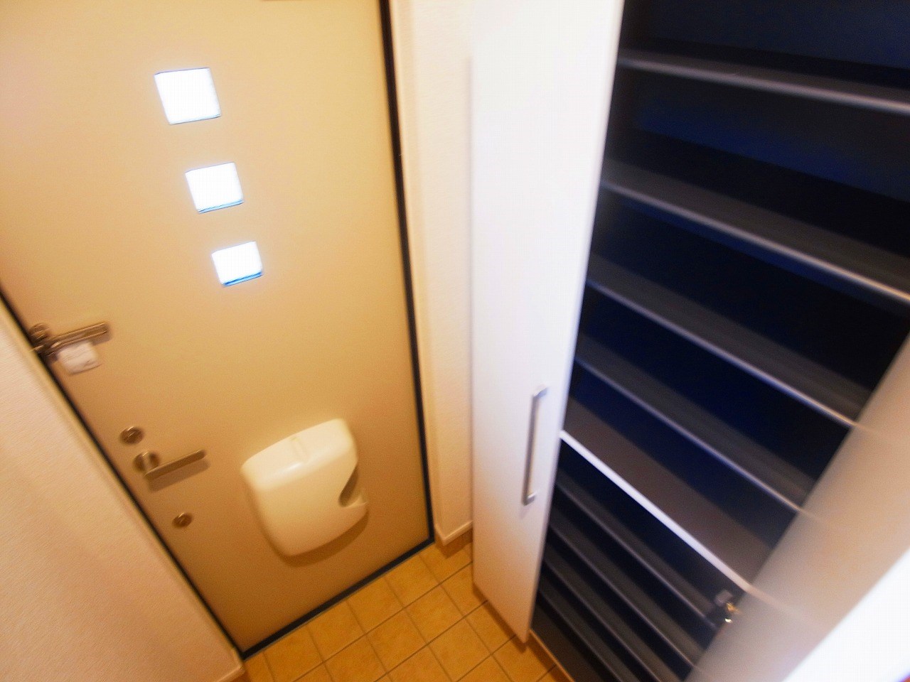 アドニス（adonis）  玄関