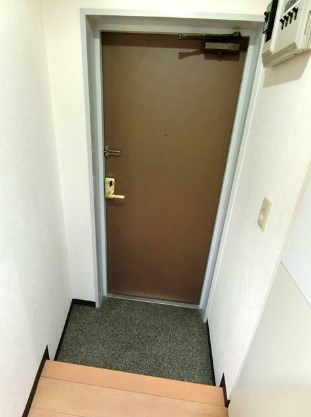 メゾンドール北千住 玄関