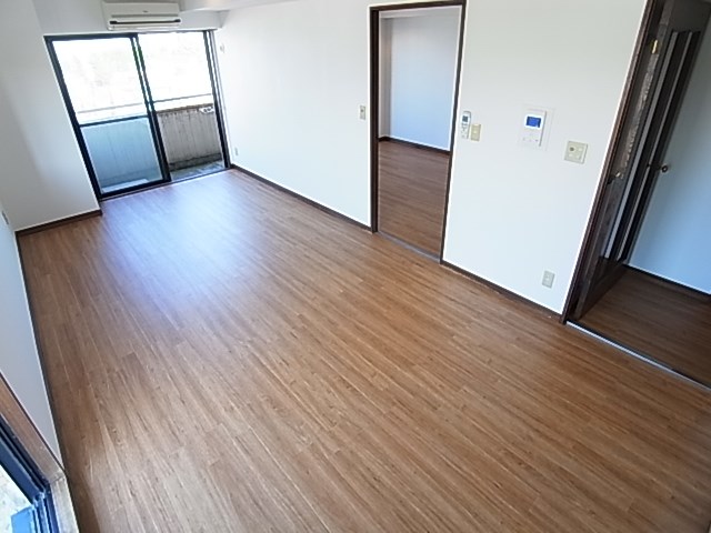 綾東ヴィレッジ弐番館 リビング