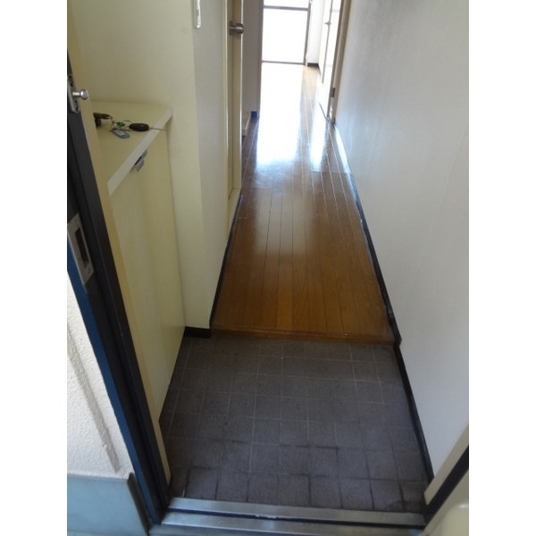 フローラ水山 玄関