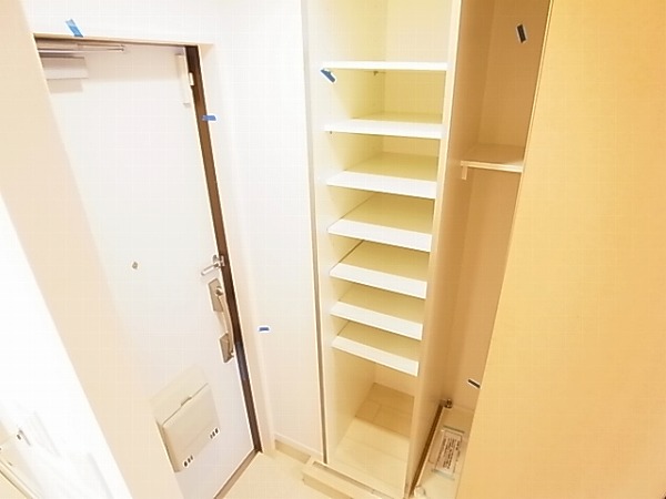 リブリ・白山EAST 玄関