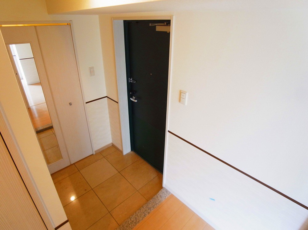 ロイヤルパークス新田 玄関