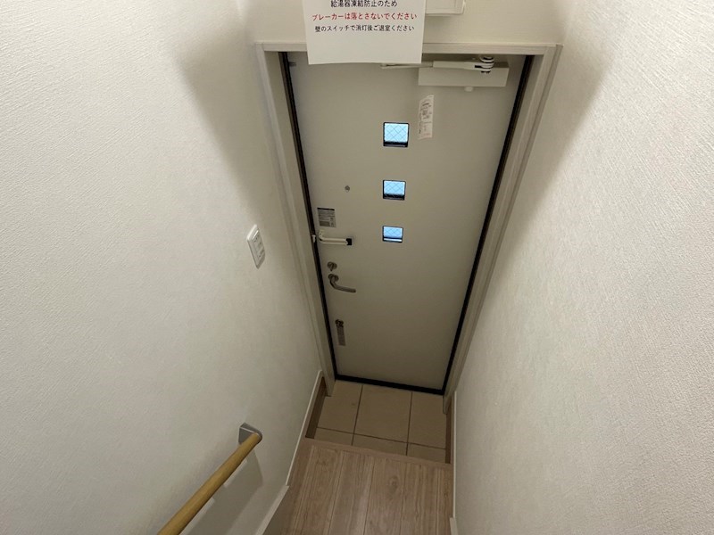 ランド・16足立2丁目  玄関