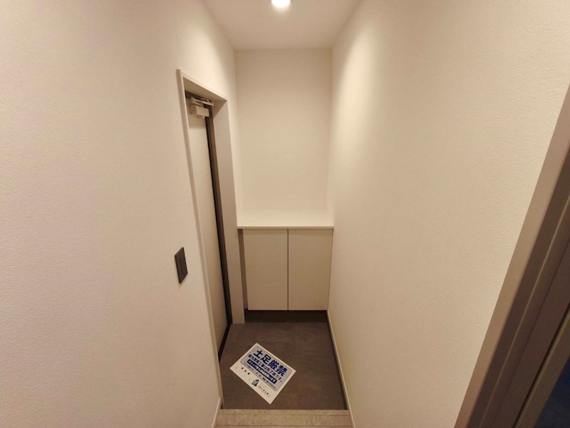 プラスドア北千住 玄関