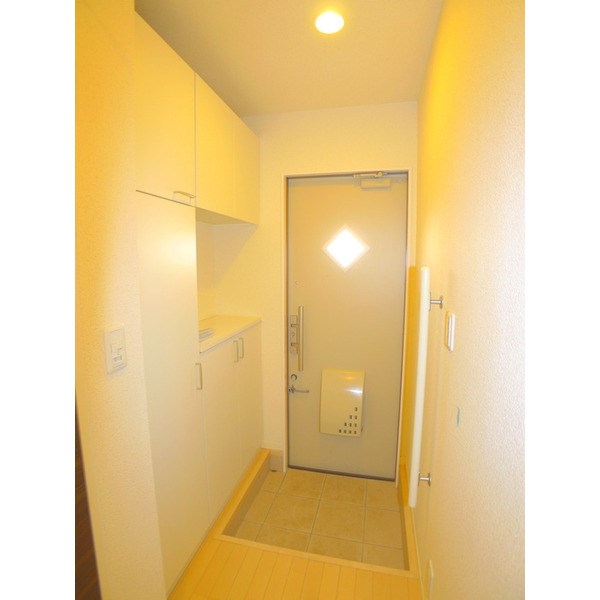 ソレイユ C 玄関