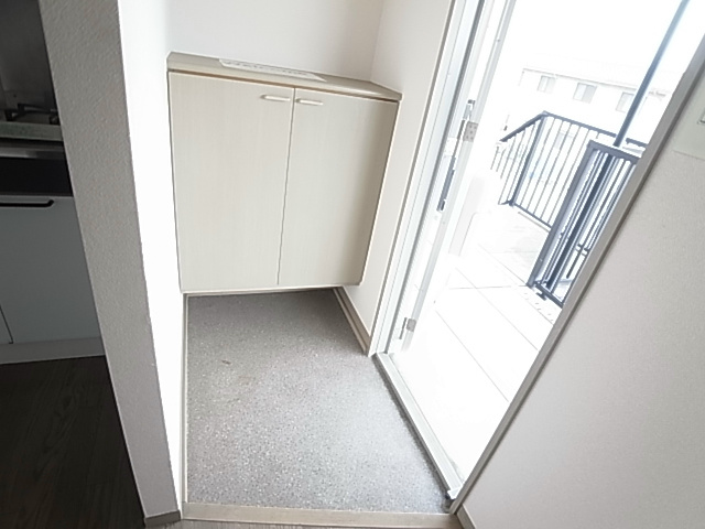 ヒロハイム六実 玄関