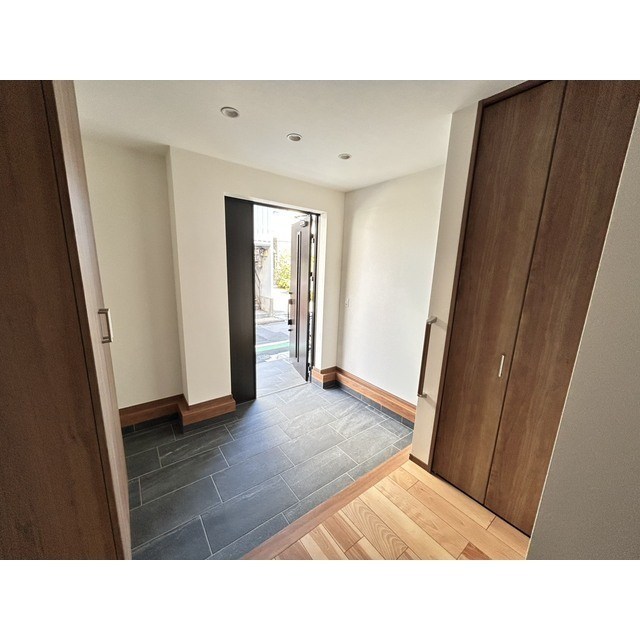 西新井栄町1丁目戸建 玄関