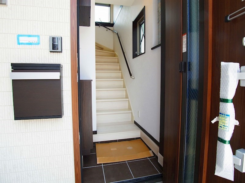 ウェルスA 玄関