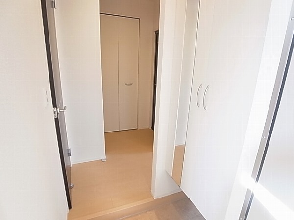 アローフィールドＢ 玄関