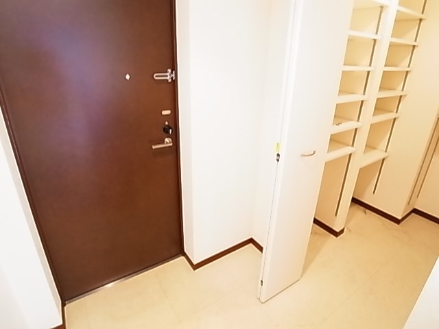 ロイヤルパークス梅島 玄関