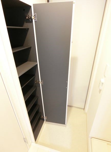 リブリ・ラシーナⅢ 玄関