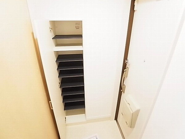 リブリ・白山EAST 玄関