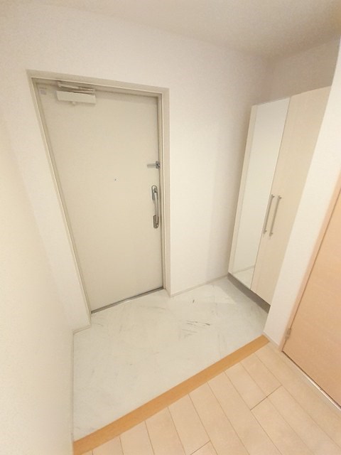 エムズシャングリラ 玄関