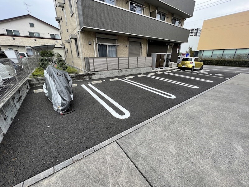キャレ・メゾン３ 駐車場