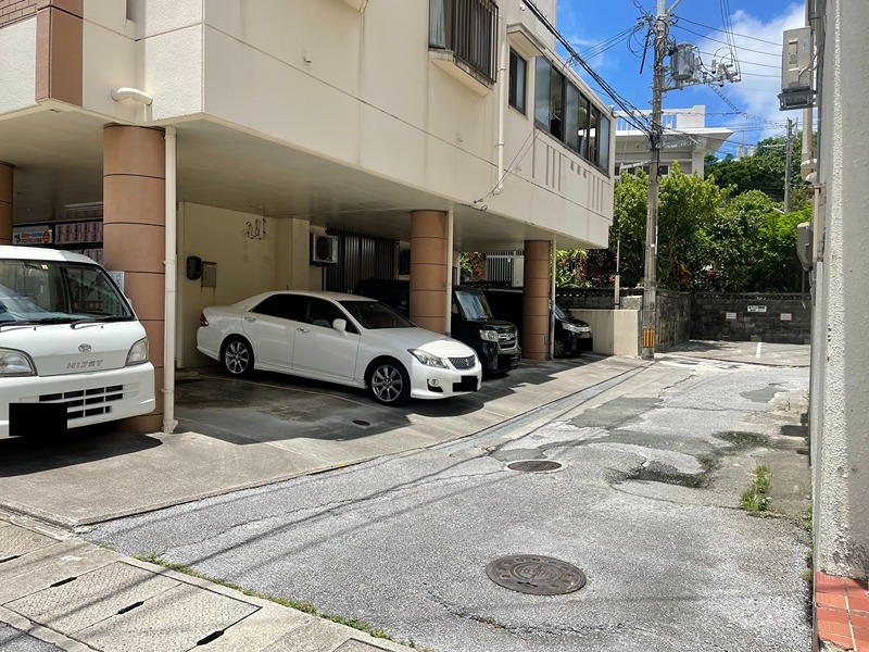 パレス215 駐車場