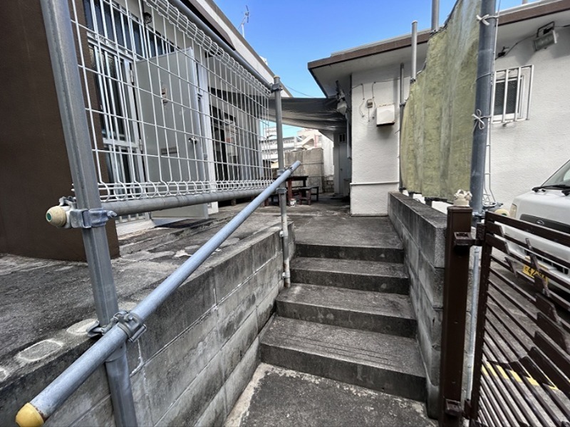 上原貸家・貸店舗 玄関