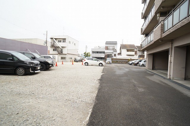 MOグロリーエイト 駐車場