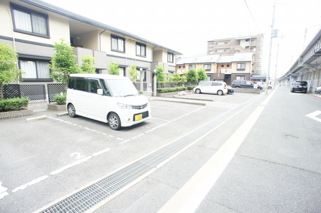 ジュネスハイカムール 駐車場