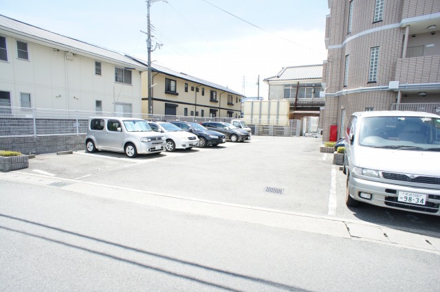 ベルベデール向日町 駐車場
