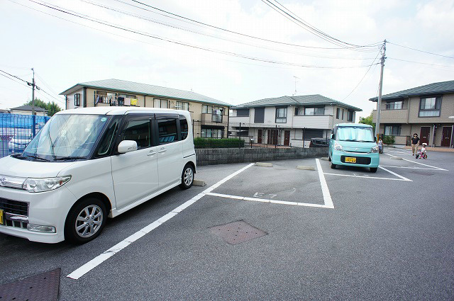 ウィンディアコリーヌ　E棟  駐車場