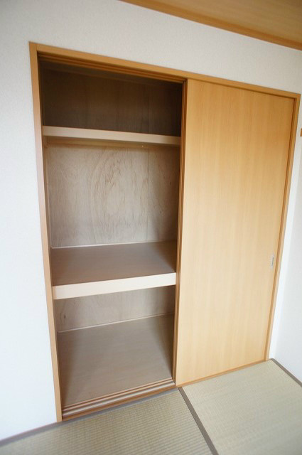 ウィンディアコリーヌ　E棟  収納