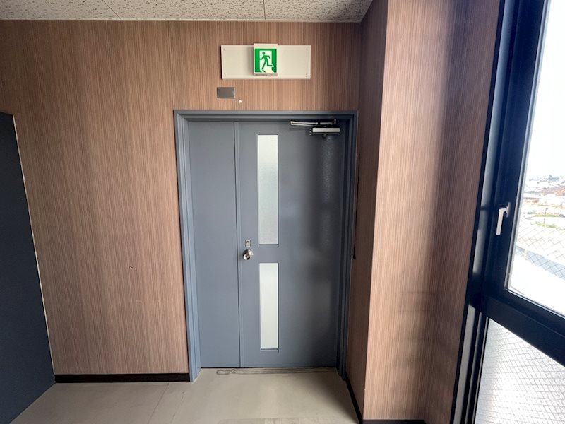 らくなんビル 玄関