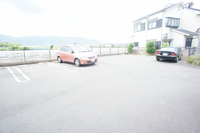 シャルマングレーヌ 駐車場