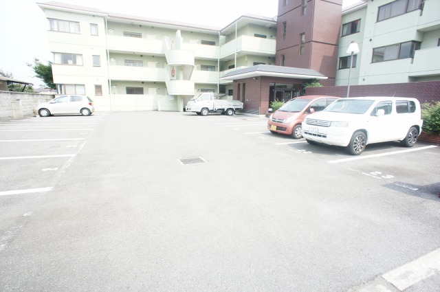 ニューシャトー長岡 駐車場