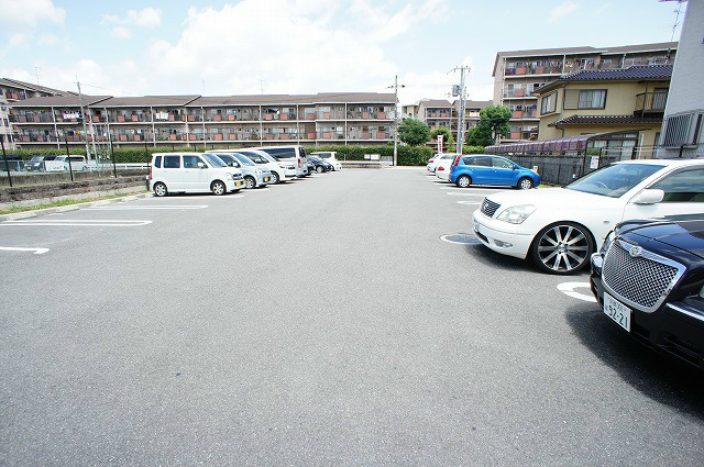 ロイヤルメドウ 駐車場